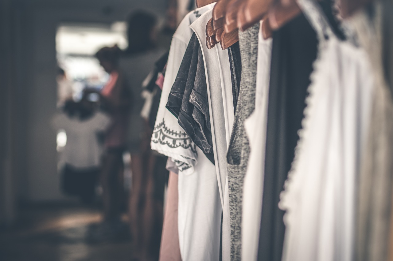 entrümpeln sie ihren kleiderschrank für mehr ordnung und mehr platz. tipps und tricks zum effektivem ausmisten und organisieren ihrer garderobe.